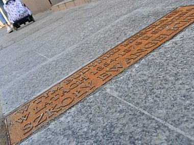 Tarnowskie Góry. Nowy remont - nowe tabliczki w centrum Tablica upamiętniająca w Tarnowskich Górach