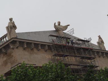 Jezus na dachu katowickiej archikatedry. Rusztowania znikają Tympanon Archikatedry Chrystusa Króla w Katowicach