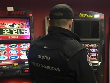 Mieli likwidować hazard, a sami w nim uczestniczyli? Służba Celno Skarbowa