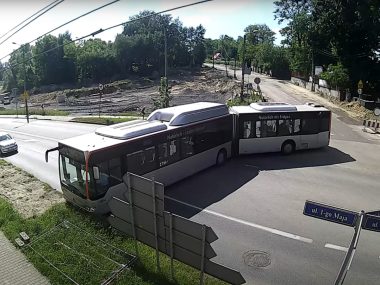 Ciekawy manewr na 1 Maja Kierowca autobusu usiłował zawrócić na 1-go Maja w Wirku