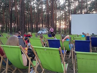 Kino plenerowe nad wodą. Takie atrakcje tylko w Kaletach! Letnie kino plenerowe w Kaletach