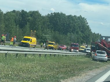 Bus przebił bariery energochłonne na A4. Lądował LPR Wypadek A4