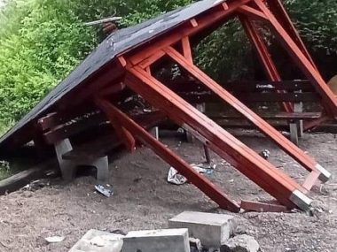 Młodzi chuligani złapani na dewastacji - bronią ich rodzice Zniszczona altana Piekary Śląskie