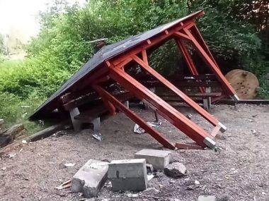 Kolejny akt wandalizmu w Parku w Brzezinach Zniszczona altana Piekary Śląskie jpg