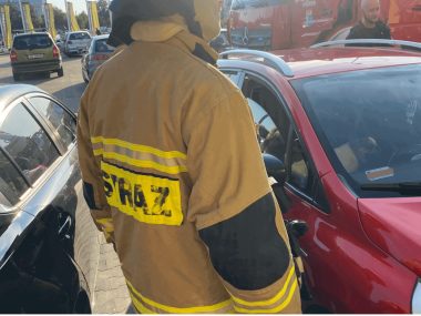 Zamknęła psa w aucie i poszła na zakupy. Interweniowała straż pożarna oraz policja. 6 FCD157 C 9 DF0 4 AA9 B950 B05 A29 A56 A05