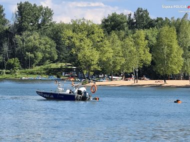 Pięć osób, w tym trójka dzieci, na jednym kajaku Kajak wywrócony, zalew Sosina, Jaworzno