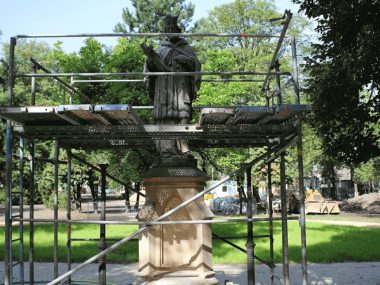 Plac Niepodległości w Goduli nabiera kształtu Pomnik św. Jana Nepomucena będzie odrestaurowany