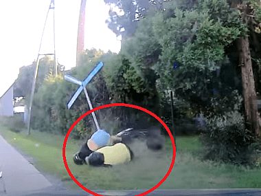 Motocyklista bez uprawnień staranował samochód, a potem znak Wypadek Stanowice