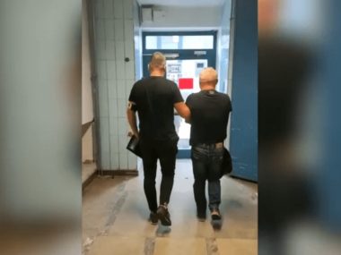 Poszukiwany mężczyzna ukrył się w schowku na pościel Zatrzymany 41 latek
