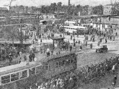 Fotografia Katowic z lat 50. XX wieku. Co to za miejsce? Katowice, ulica Armii Czerwonej (dziś al. Korfantego), lata 50.. W głębi dworzec autobusowy, po lewej most na Skośnej