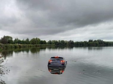 Auto wpadło do stawu Moczury przy ul. Dworcowej w Knurowie! F0137 A45 8 A54 4560 A8 A6 A8 AB9 A7 BEABC