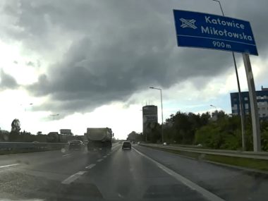 Zepchnął ciężarówką mały samochód z autostrady A4 A4 Katowice
