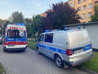 Potrącenie pieszego przy ul. Kazimierza Wielkiego w Knurowie. Na miejscu karetka oraz policja Karetka knurów