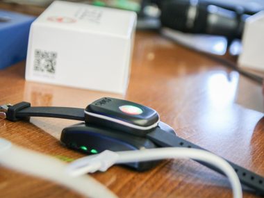W Sosnowcu seniorom będą rozdawali opaski Seniorzy opaski 11