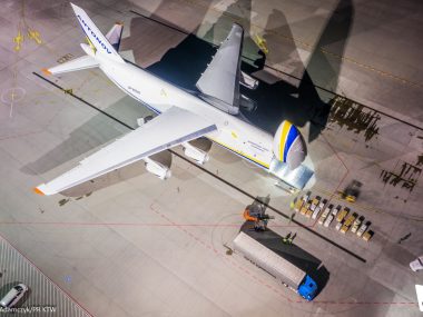 Ogromny samolot Ruslan Antonov na lotnisku w Pyrzowicach Antonov An-124 Ruslan na lotnisko Katowice Airport