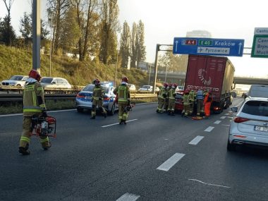 Osobówka wbiła się w tył samochodu ciężarowego na A4 Wypadek A4
