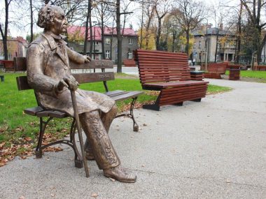 Kolejny skwer wypiękniał. Tym razem w Goduli Na ławeczkę z Karlem? Dlaczego nie :)
