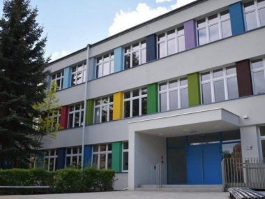 Radni szykują kolejną podwyżkę? Tym razem uderzy w rodziców przedszkolaków Szkoła knurów