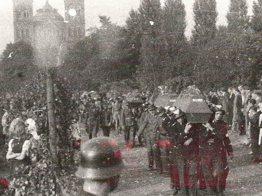 Historyczny Ślązag. Panewnickie tajemnice września 1939 roku. Mogiły nadal czekają na odkrycie, ofiary - na godny pochówek Cmentarz panewnicki pogrzeb ekshumowanych w 1947 roku
