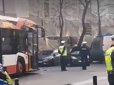 Zderzenie samochodu z autobusem przy ul. Mickiewicza Wypadek Mickiewicza Bytom