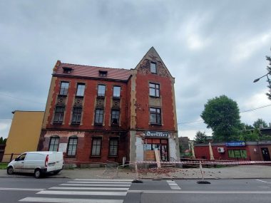 Na chodnik przy ulicy Bednorza zaczęły spadać cegły oderwane cegły kamienica