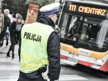 Trzy osoby zginęły. Zatrzymano 132 nietrzeźwych kierowców Policjant we Wszystkich Świętych