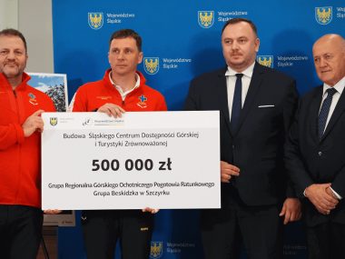 Chcą pokazywać góry osobom z niepełnosprawnościami Wręczenie czeku dla GOPR