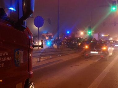 Poważny wypadek na ul. Rybnickiej. Dwie osoby trafiły do szpitala FB25345 D 7 E64 4 A6 C 8 B4 B BD011 CE330 C5