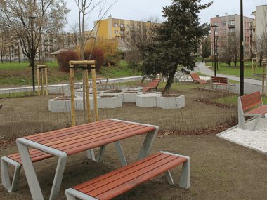 Koniec przebudowy w Bykowinie - chodnik, ścieżka i skwer Bykowina nabiera blasku