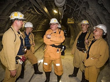 Minister Piotr Pyzik zjechał 650 m pod ziemię. Zobaczył, jak pracują górnicy w KWK Knurów 5156 C123 6 A62 4050 B749 51004357 FC00