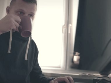 Na policjanta, na inwestycje. Seniorzy na celowniku oszustów Oszuści internetowi atakują każdego dnia. Ale nie brakuje też starych metod "na wnuczka"