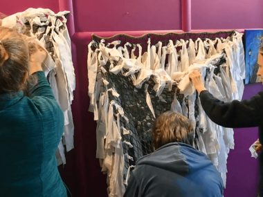 W TG powstaje siatka maskująca dla ukraińskich żołnierzy Tarnowskie góry klub seniora