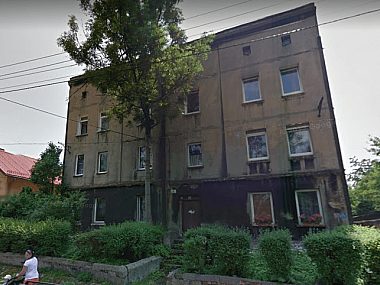 Pęknięcie ścian w budynku wielorodzinnym przy ul. Średniej Pękniecie ścian budynku przy ul. Średniej