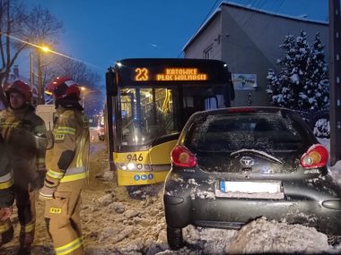 Czołówka autobusu z osobówką w Bielszowicach Toyota uderzyła czołowo w autobus