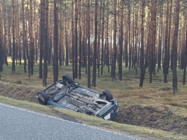 Wypadek na trasie Tworóg - Brusiek. Pojazd dachował w rowie Wypadek na DW 907