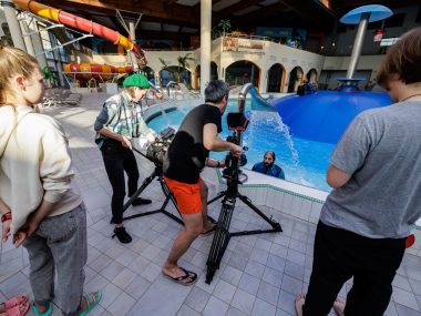 Aktorzy, kamery, światło-Aquadrom zmienił się w plan filmowy Długo tu mam jeszcze siedzieć, panie reżyserze?