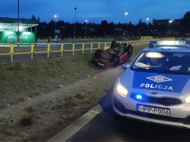 Piekary Śląskie. Samochód dachował w rowie Tarnowskie Góry 2023 01 17 T101715 623