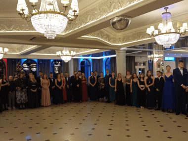 Tarnogórski "Chemik" świętuje sto dni do matury Studniówka tarnogórskiego "Chemika" 2023