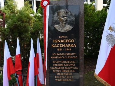 Ignacy Kaczmarek doczekał się pamiątkowej tablicy Tablica stanęła przed ZSP nr 2 w Halembie