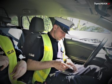 Kontrola autokarów na kolonie i obozy w Katowicach Policja (zdjęcie ilustracyjne)