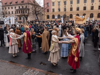 W Zabrzu zatańczyli tegoroczni maturzyści Maturalny polonez w Zabrzu