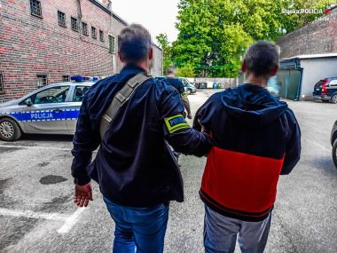 Na nodze opaska dozoru elektronicznego, w kieszeni narkotyki 36-latek zatrzymany został ze znaczną ilością narkotyków
