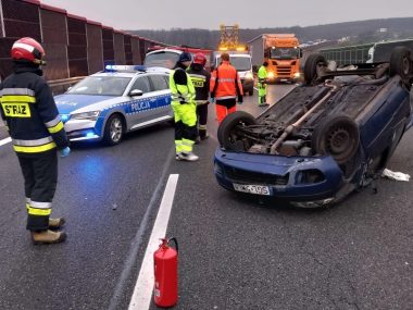 Dachowanie na A4. Wyglądało to bardzo groźnie Moment nieuwagi podczas zmiany pasa i dachowanie