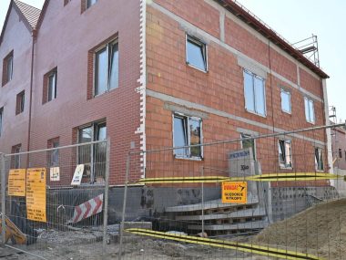 Komunałki przy Bankowej w Rudzie coraz bliżej finiszu Dwa bliźniacze budynki, to łącznie 52 mieszkania komunalne