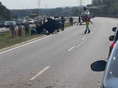 Samochód dachował na autostradzie Wypadek A4