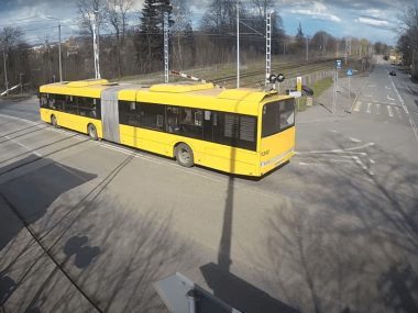 Co tam szlabany. Rozkład jazdy ważniejszy! Autobus linii 146 taranuje rogatki w Wirku