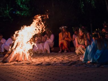 Sobotnia Noc Świętojańska w Parku Strzelnica Nieodłącznym elementem Nocy Świętojańskiej jest wspólna zabawa przy ognisku