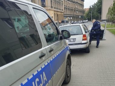 Zakaz prowadzenia pojazdów i dwa listy gończe Tarnowskie góry kontrola drogowa 2