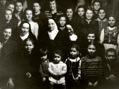 Radni na „tak”: Matka Teresa honorową obywatelką Sosnowca Matka Teresa Kierocińska wraz z dziećmi z sierocińca prowadzonego przez Zgromadzenie. Rok 1945