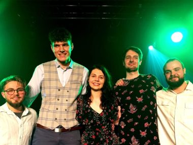 Światowy folk na jazzowo - piątkowa scena na Paprocanach guzik chołomiej jazz quintet
